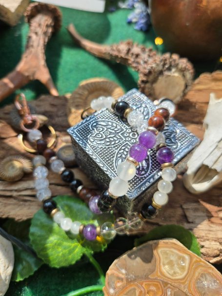 Talisman voiture Bracelet coloré en pierre avec des motifs sur une boîte décorative en métal.