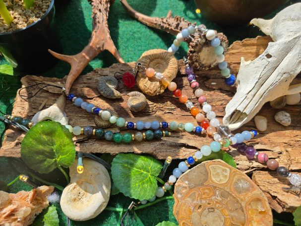 Bijoux de Téléphone Assortiment de colliers en pierres semi-précieuses sur un fond naturel.